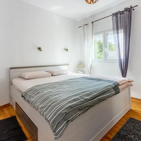 Apartment Mirjana Jelicic *